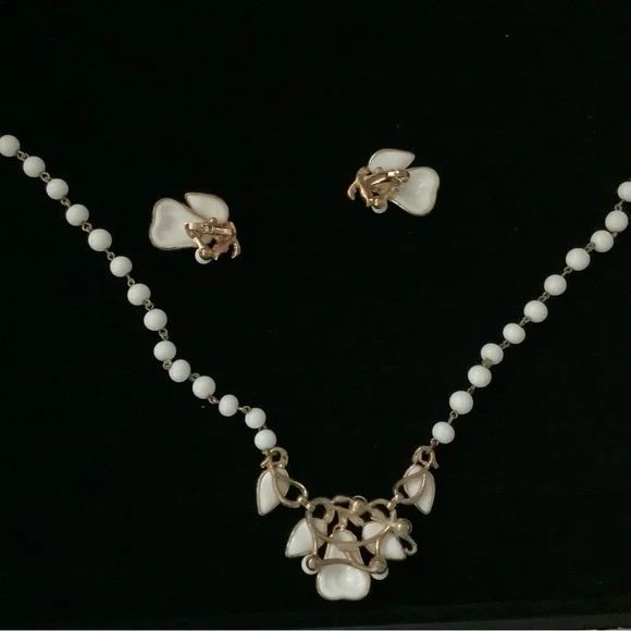 Vintage Trifari White Milk Glass Necklace & Earring Set - Picture 5 of 5